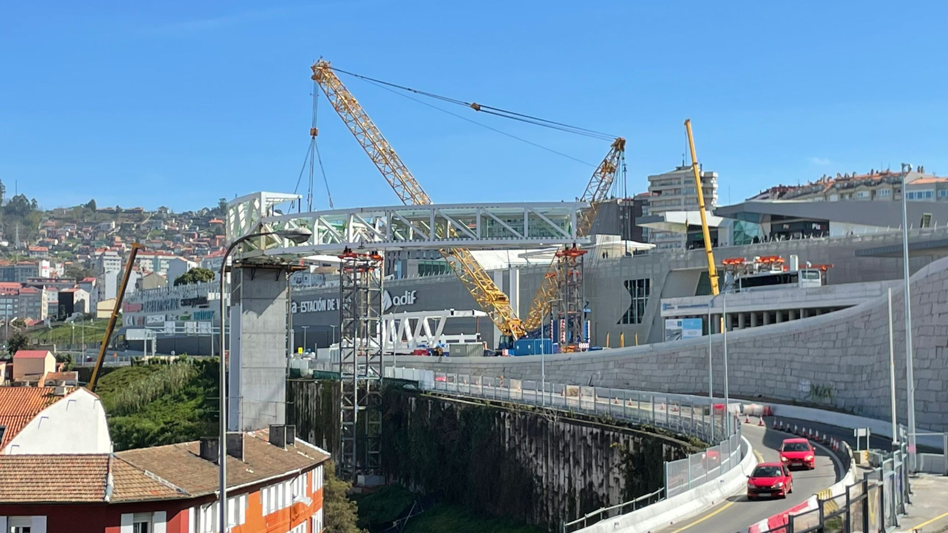 Estados de las obras del ascensor Halo. Fotos: Treintayseis