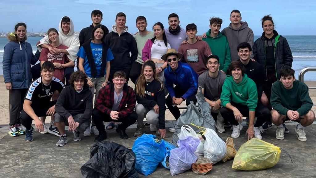 Recogida de residuos en la playa de Bastiagueiro, en Oleiros.