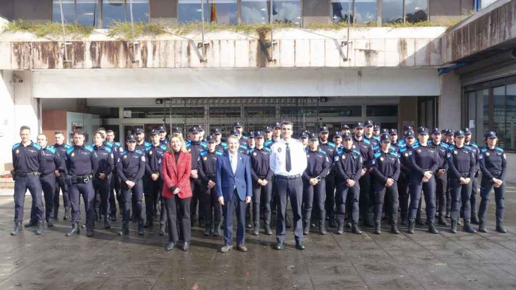 El alcalde, Abel Caballero, con los nuevos agentes incorporados en marzo de 2023.