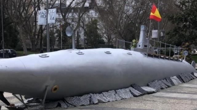 Escultura del submarino de Isaac Peral en mitad del Paseo del Prado.