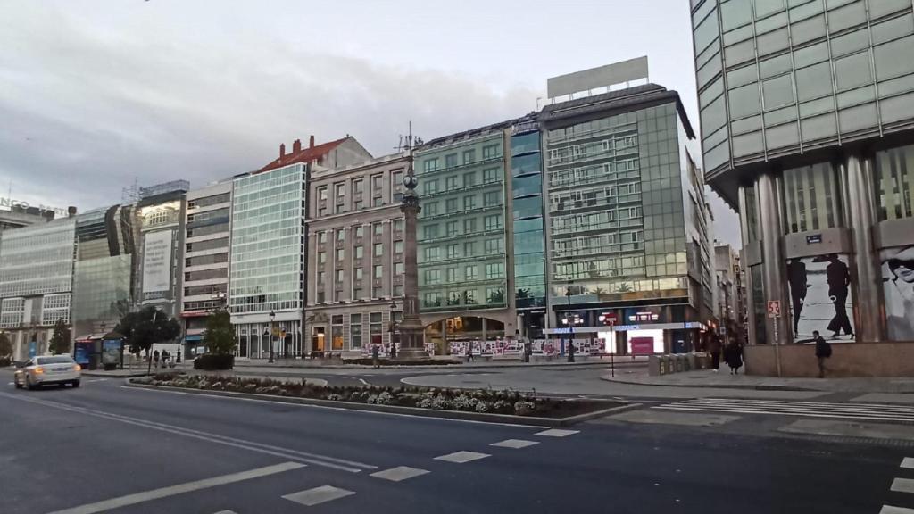 El Obelisco, en A Coruña, esta mañana.