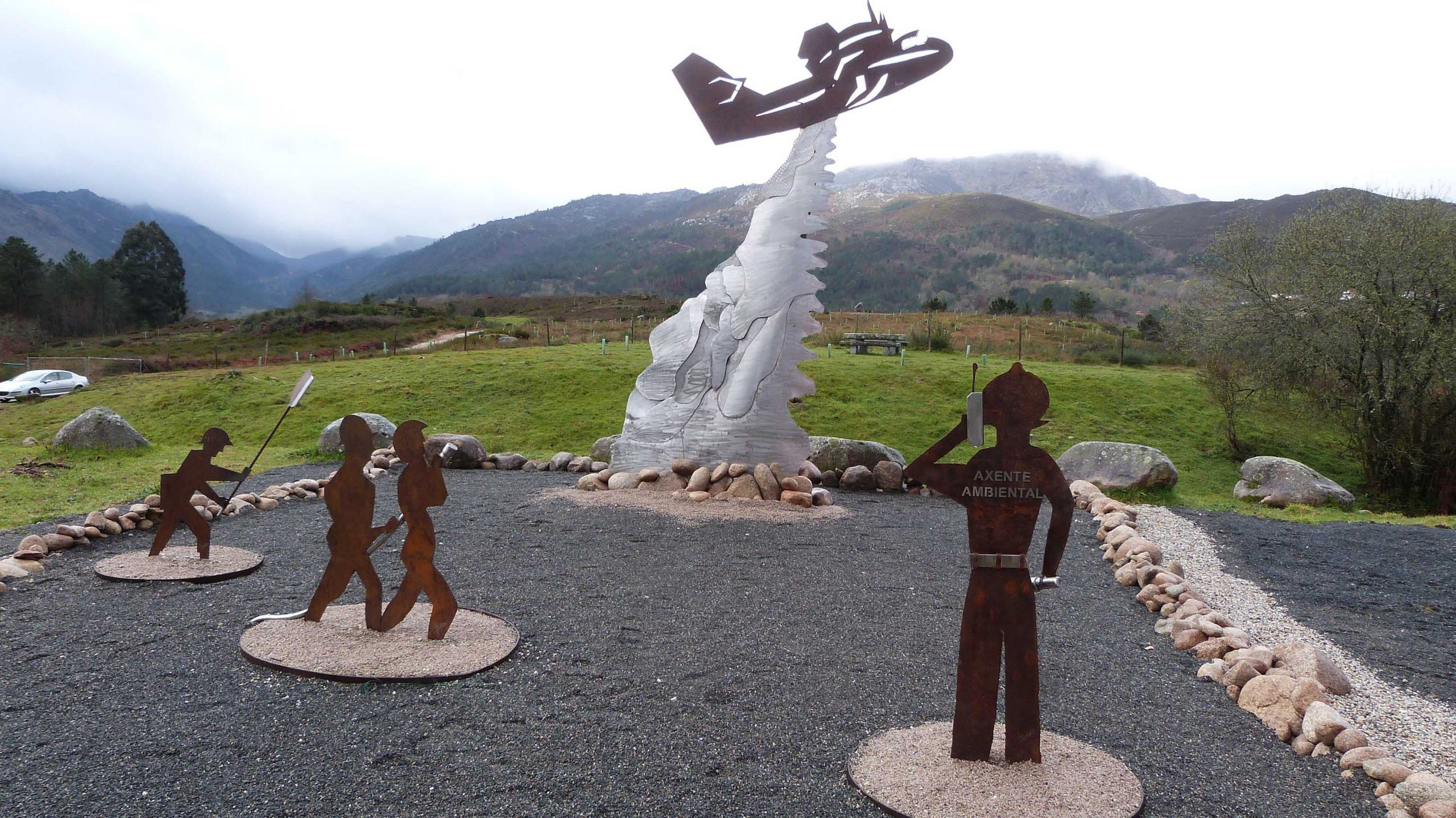Estatua en homenaje a los agentes forestales.