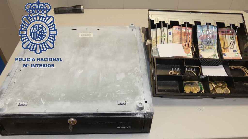 Caja registradora robada en el local de apuestas.