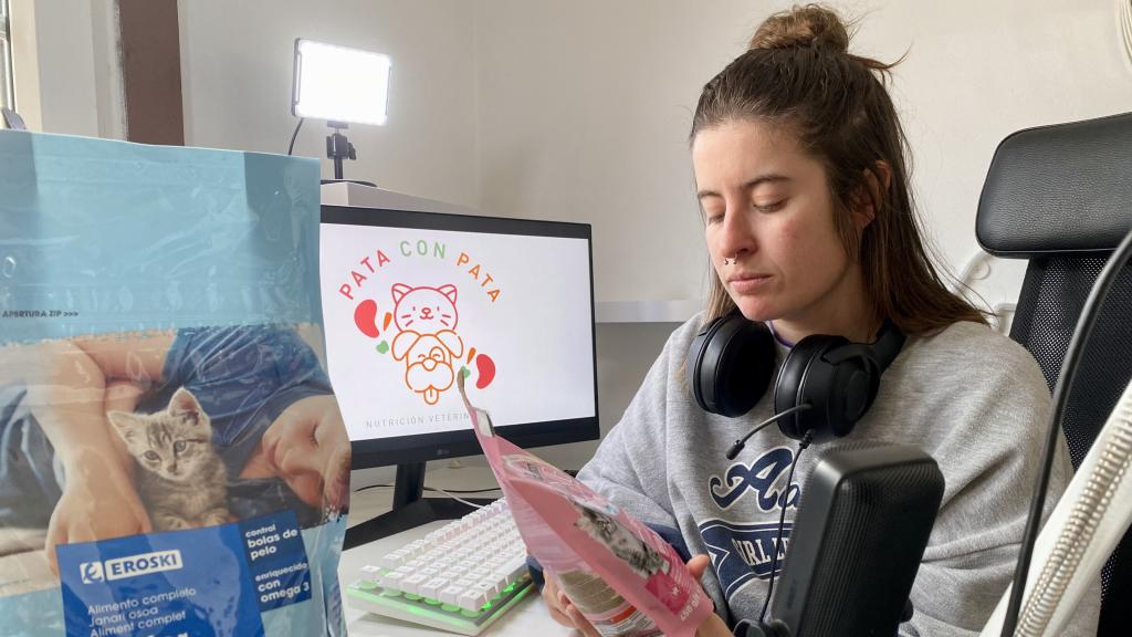 La nutricionista veterinaria, Carmen Barreiro, leyendo y estudiando la composición de un pienso para gato.