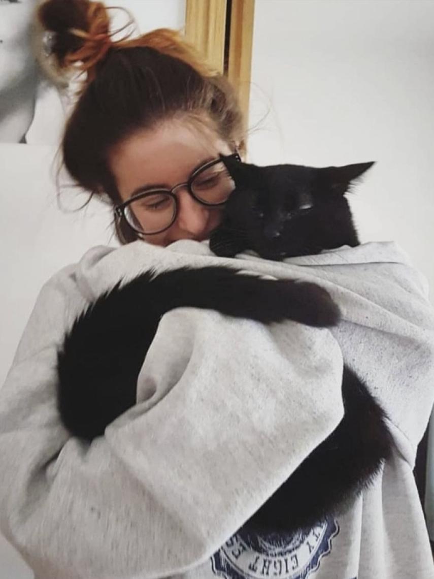 Carmen Barreiro, nutricionista veterinara, abrazando a un gato.