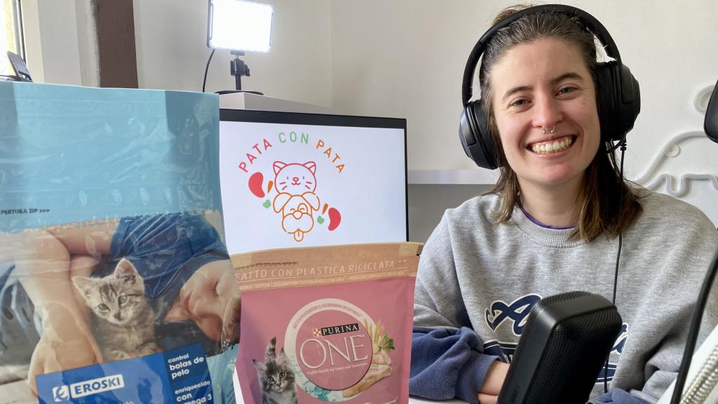 La nutricionista veterinaria, Carmen Barreiro, posa junto a unos piensos para gato en el espacio donde hace sus consultas 'online'.