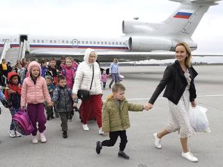 María Lvova-Belova, en octubre de 2022 con un grupo de niños deportados desde Mariúpol.