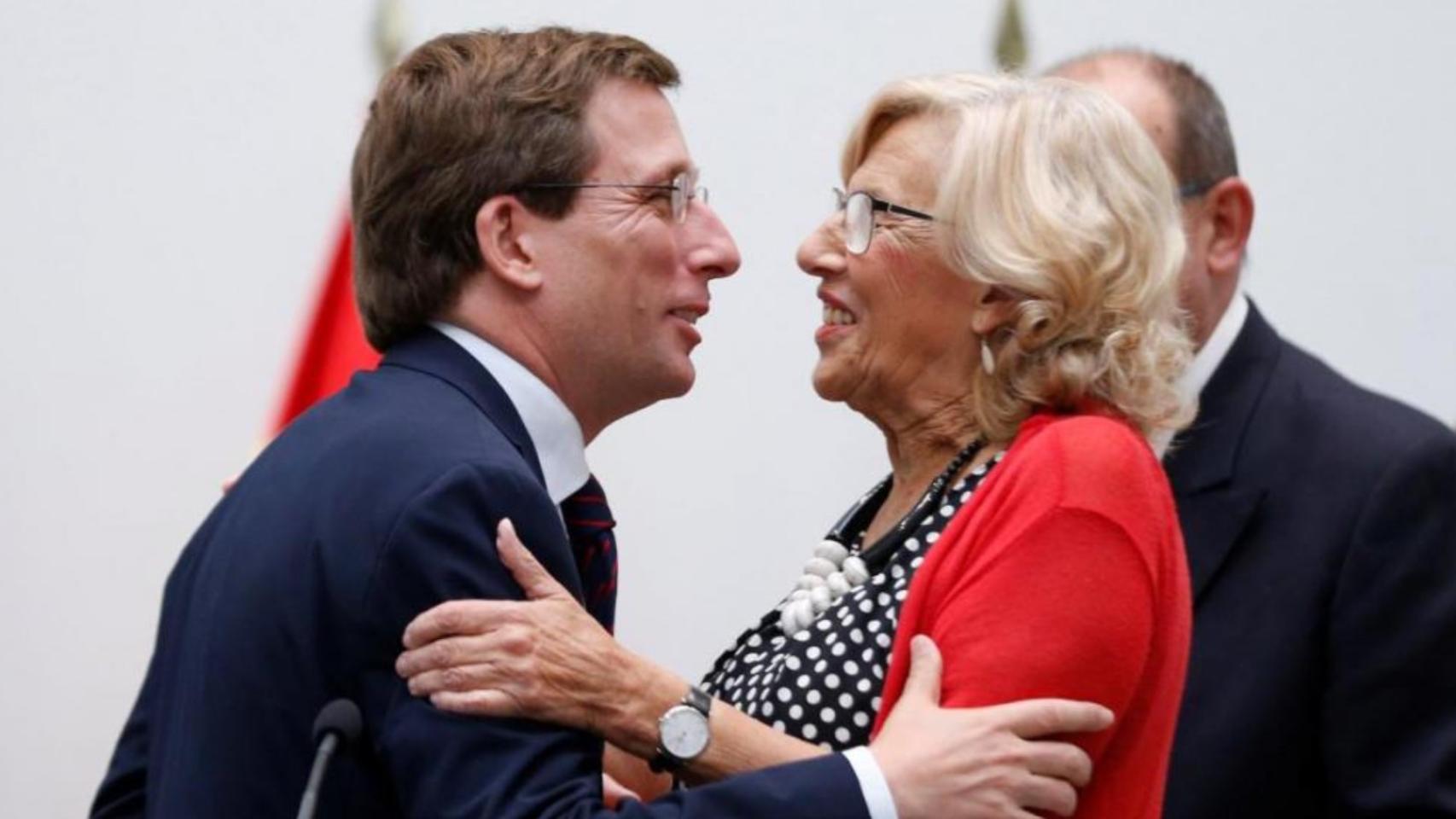 El alcalde de Madrid, José Luis Martínez-Almeida, y la ex regidora Manuela Carmena.