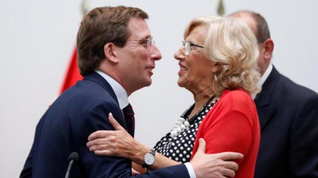 El alcalde de Madrid, José Luis Martínez-Almeida, y la ex regidora Manuela Carmena.