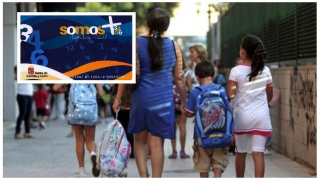 Una familia junto a una imagen del carné de familia numerosa