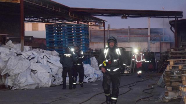 Labores de extinción del incendio originado en una fábrica de Peñaranda