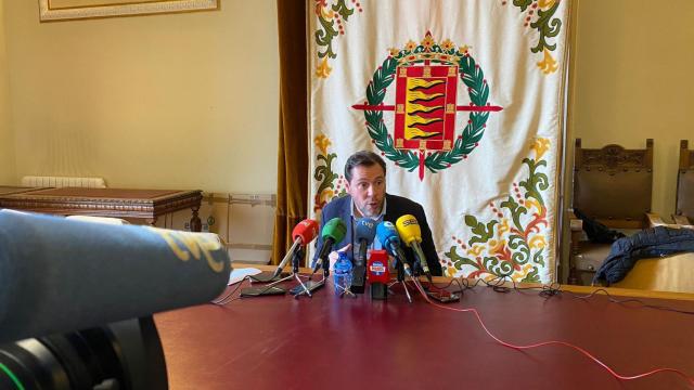 Oscar Puente durante el encuentro con los medios