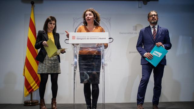 La portavoz parlamentaria de ERC, Marta Vilalta; la diputada de la CUP Montserrat Vinyets y el portavoz de Junts en el Parlament, Josep Rius, durante una rueda de prensa