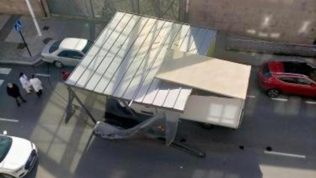 El camión tras el impacto con el Covidauto en O Ventorrillo.