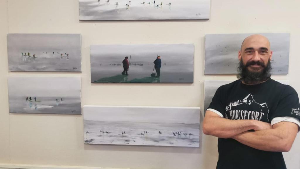 Carlos Morato con sus cuadros.