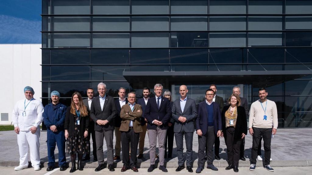 El presidente de la Xunta, Alfonso Rueda, durante su visita a Inleit en Curtis.