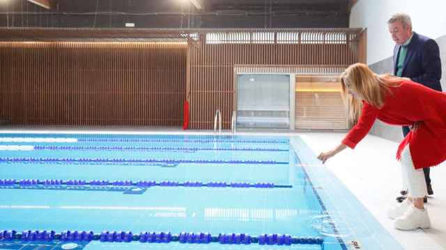 Visita de la presidenta de la Diputación de Pontevedra, Carmela Silva, y del alcalde de A Cañiza, Luis Gómez Piña, a la piscina.
