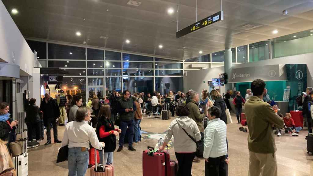 Pasajeros esperando en Peinador para ser trasladados al aeropuerto de Santiago.