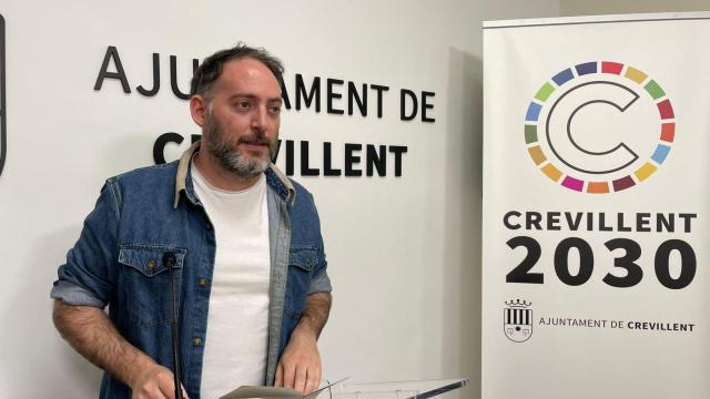 Josep Candela en la rueda de prensa de este lunes en el Ayuntamiento de Crevillent.