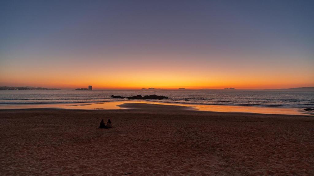 Amanecer en la playa de Samil (Vigo)