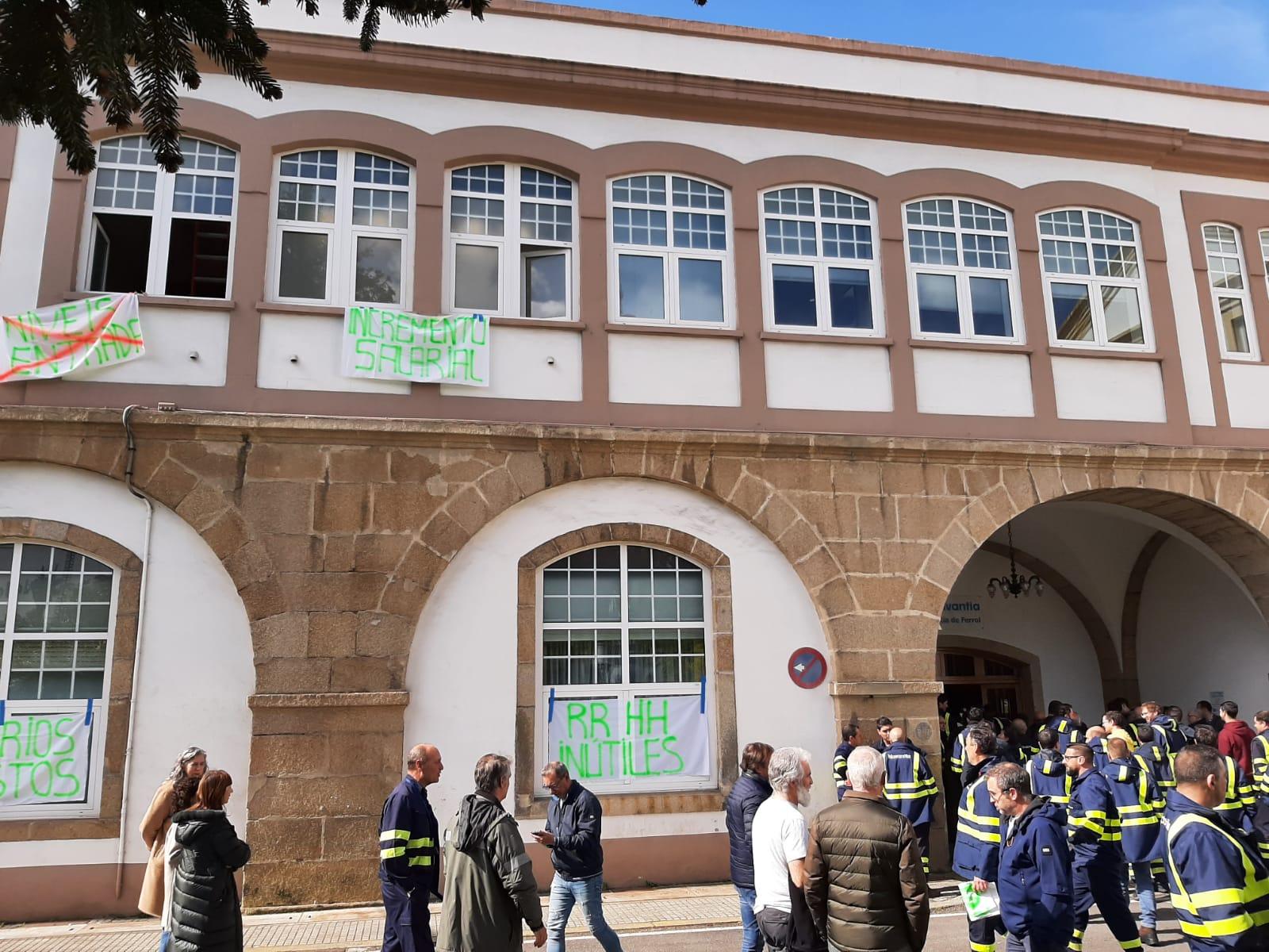 Trabajadores ocupando el edificio de dirección. Imagen cedida