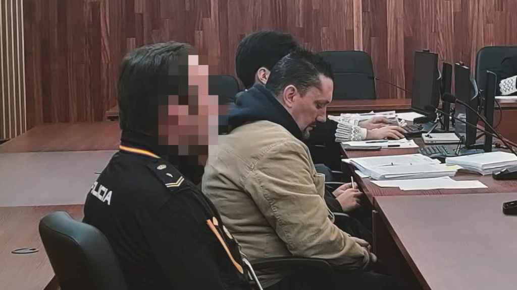 El acusado, Manuel M.B, en el juicio celebrado en la sección quinta de la Audiencia de Pontevedra, en Vigo.