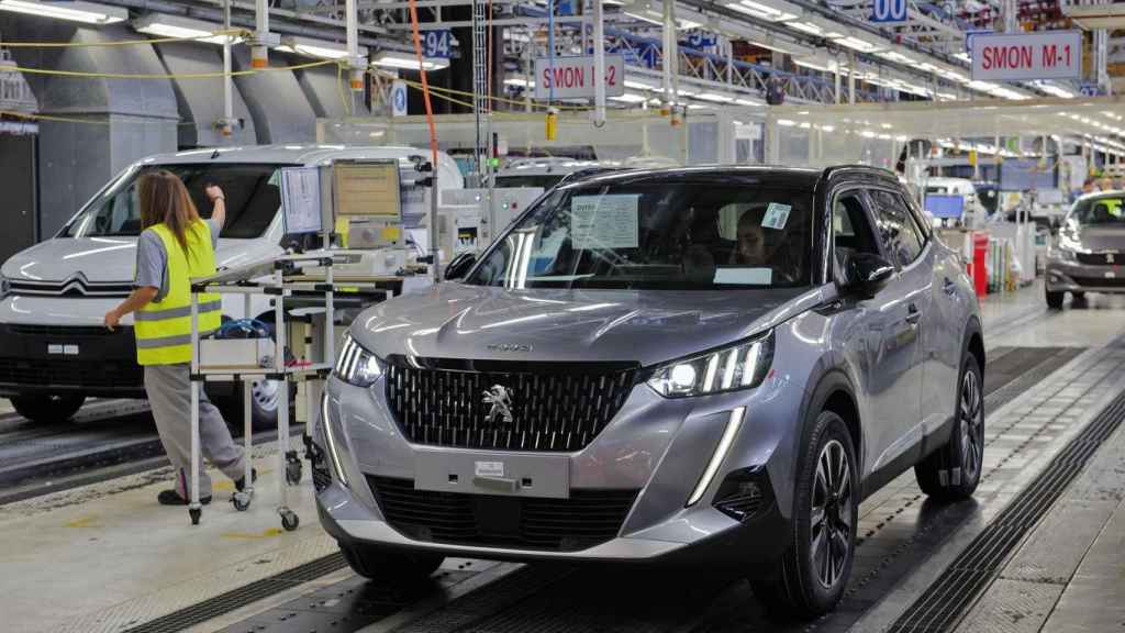 Línea de montaje en la planta del grupo Stellantis en Vigo.