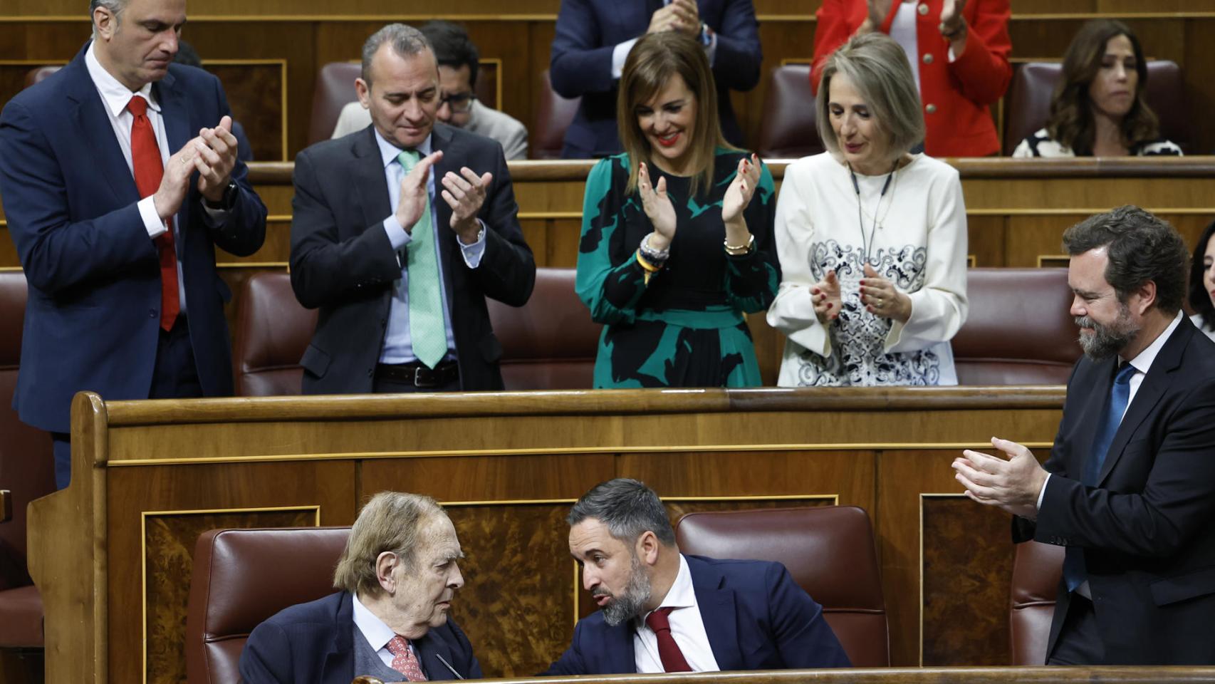 Ramón Tamames junto a Santiago Abascal en el Congreso de los Diputados este miércoles.