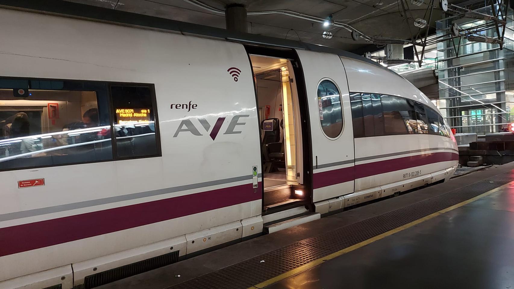Tren AVE del corredor Madrid-Barcelona estacionado en Atocha.