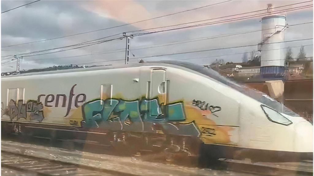 Un tren cubierto de grafitis en Ourense