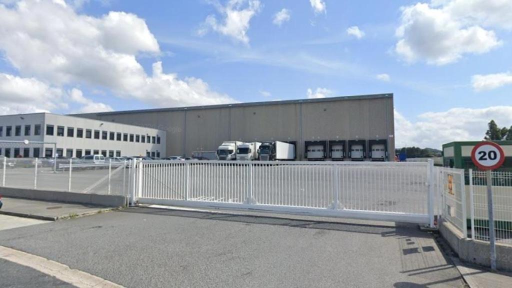 Entrada al almacén logístico de Lidl en Río do Pozo, Narón