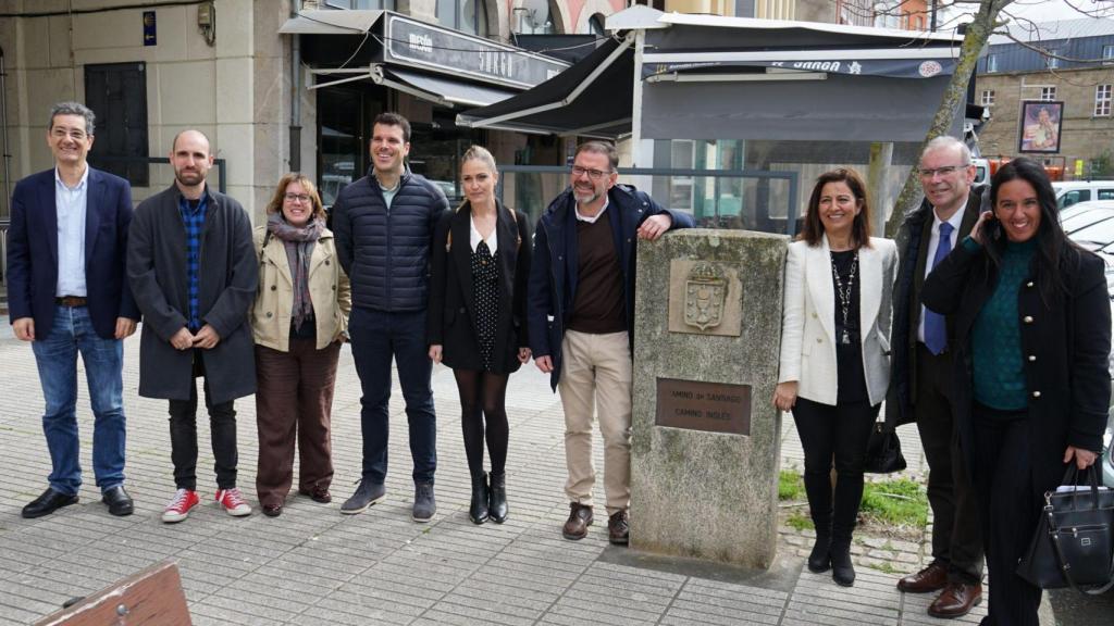Alcaldes y ediles de las localidades beneficiarias esta mañana en Ferrol