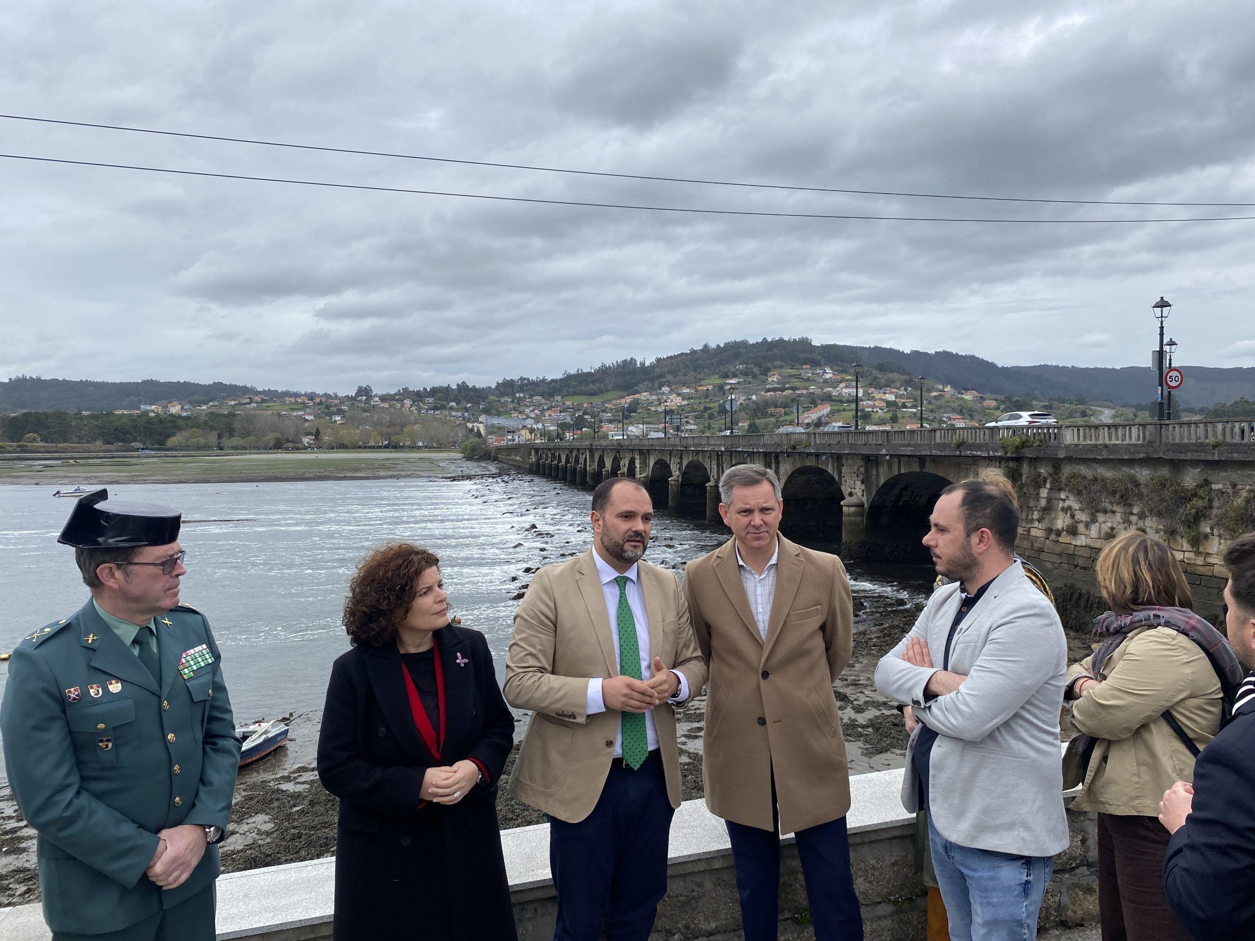 Miñones esta mañana junto a los alcaldes de alcaldes de Pontedeume, BernardoFernández, y de Cabanas, Carlos Ladra. Imagen: Delegación del Gobierno
