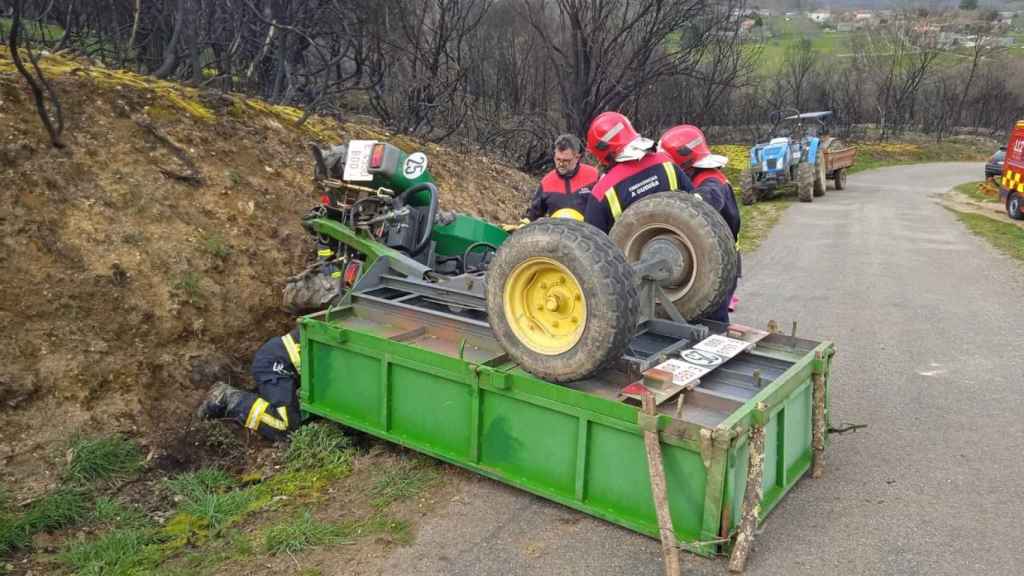 Imagen del tractor volcado.