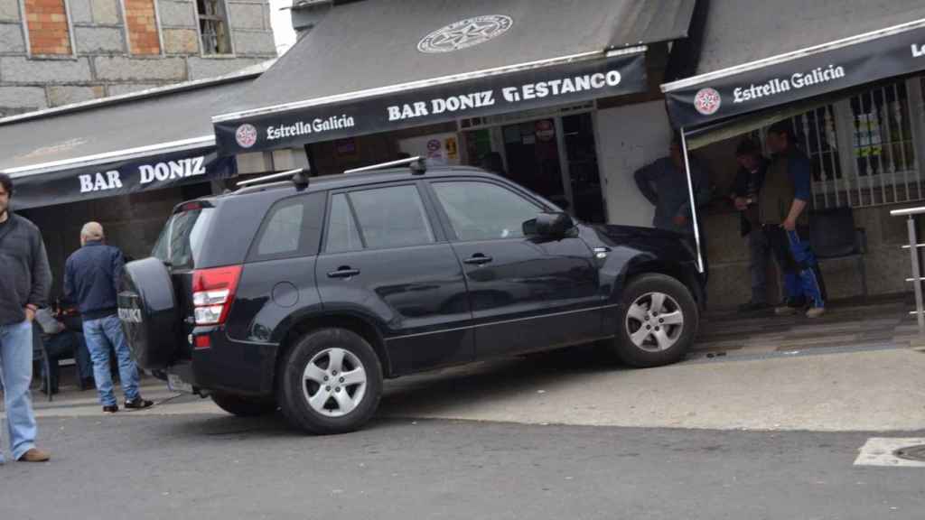 Imagen del vehículo sobre la terraza del local.