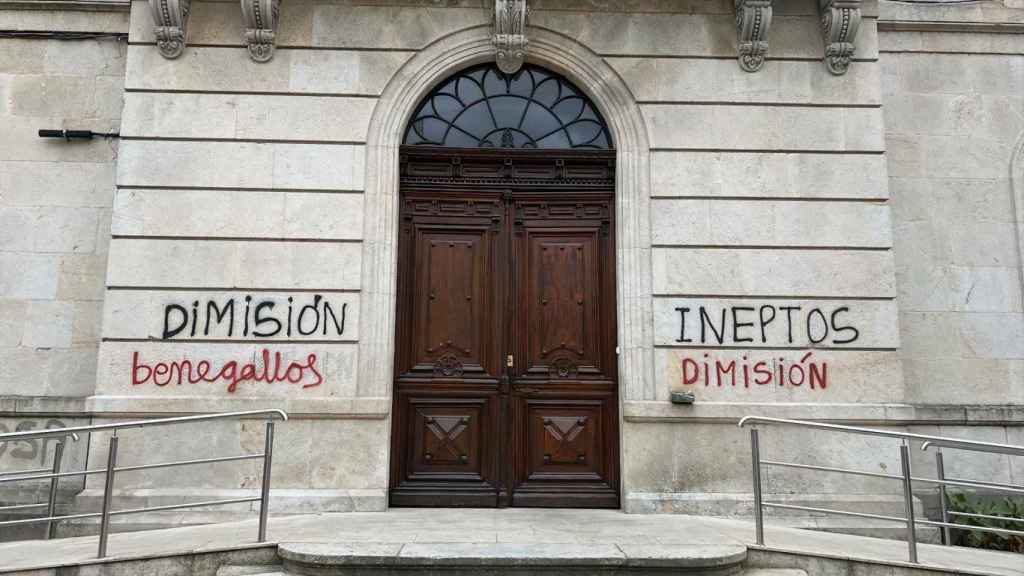 Nuevas pintadas en la fachada del Concello de Ponteareas.