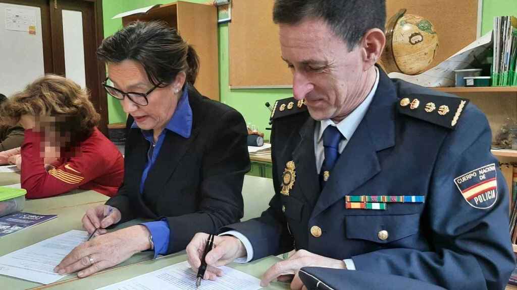 Maica Larriba junto al comisario jefe de Pontevedra, Juan José Díaz.