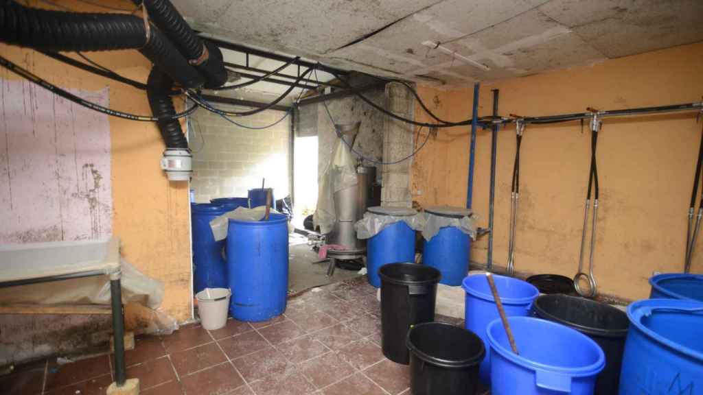 Bidones con disolvente en una vivienda donde se ha encontrado un laboratorio de cocaína en Cerdedo-Cotobade (Pontevedra).