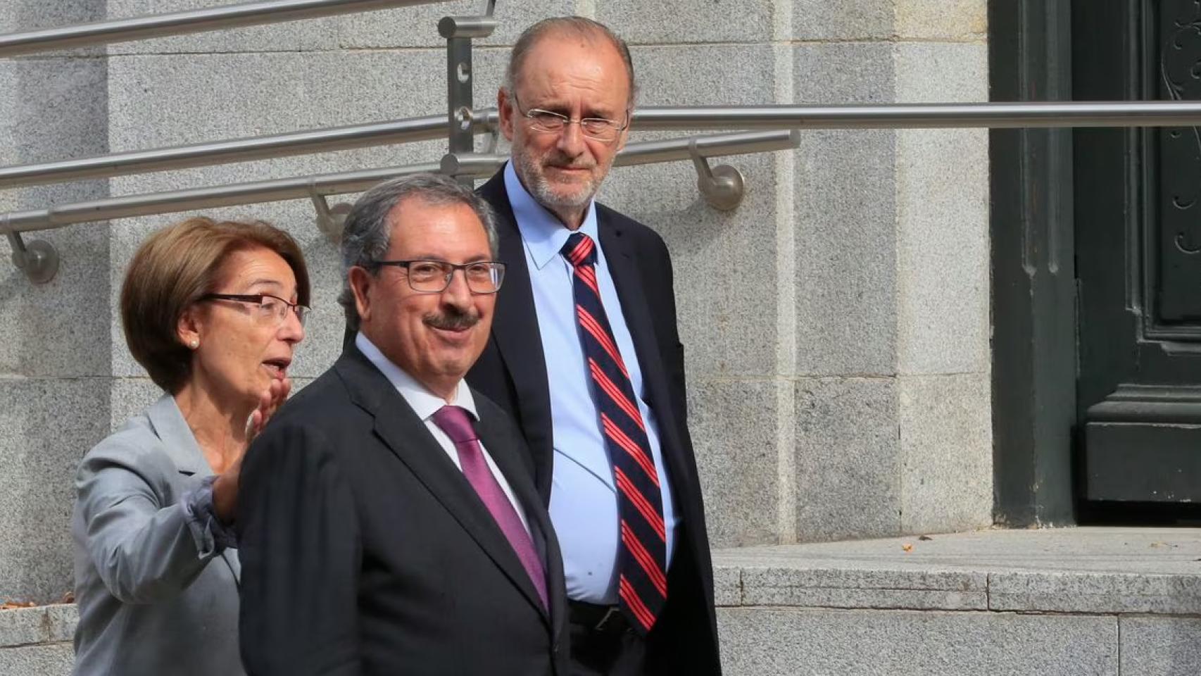 Álvaro Cuesta, al fondo, junto con los vocales Concepción Sáez y Rafael Mozo, en una imagen del pasado 13 de octubre./