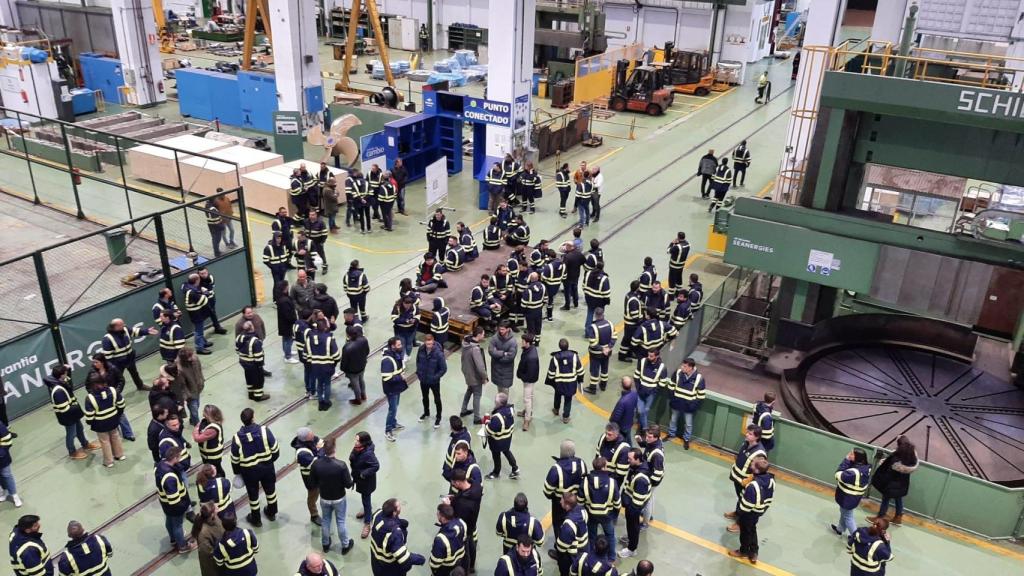 Trabajadores del centro durante el paro de esta mañana