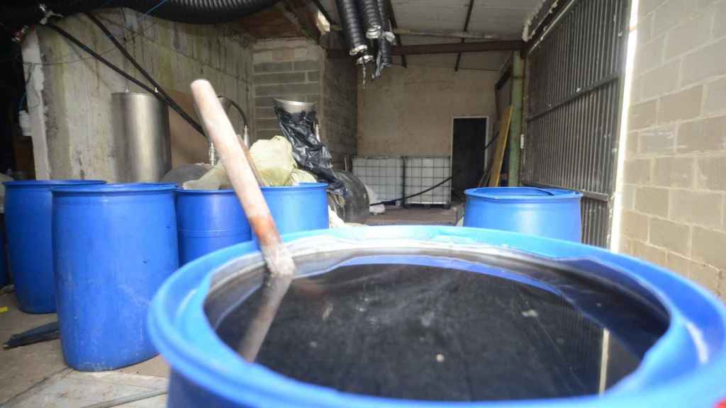 Bidones con disolvente en una vivienda donde se ha encontrado un laboratorio de cocaína en Cerdedo-Cotobade (Pontevedra).