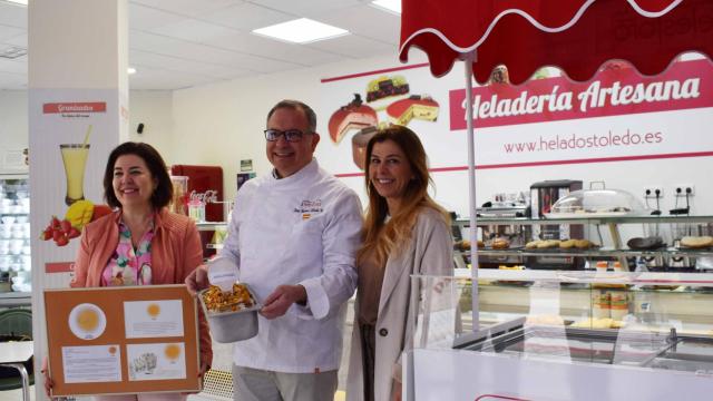 Los responsables de San Telesforo con el helado.