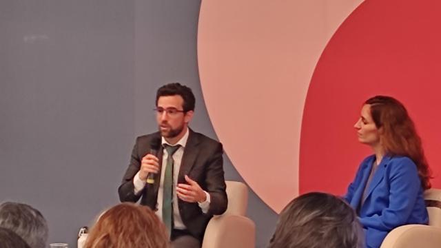 Alberto Oliver, diputado de Más Madrid, y Mónica García, el viernes en la presentación del Plan Reindustria.