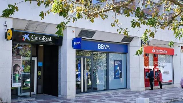 Unas oficinas de CaixaBank, BBVA y Banco Santander.