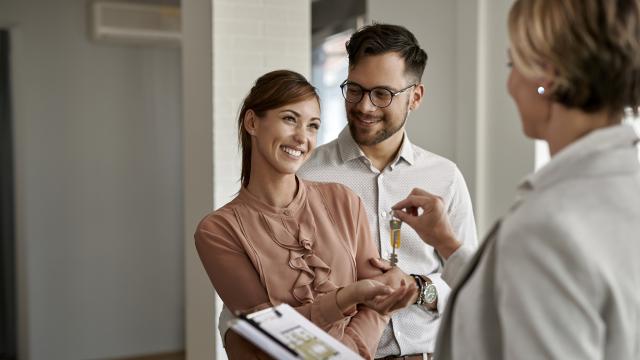Una pareja recibe las llaves de su nueva casa.