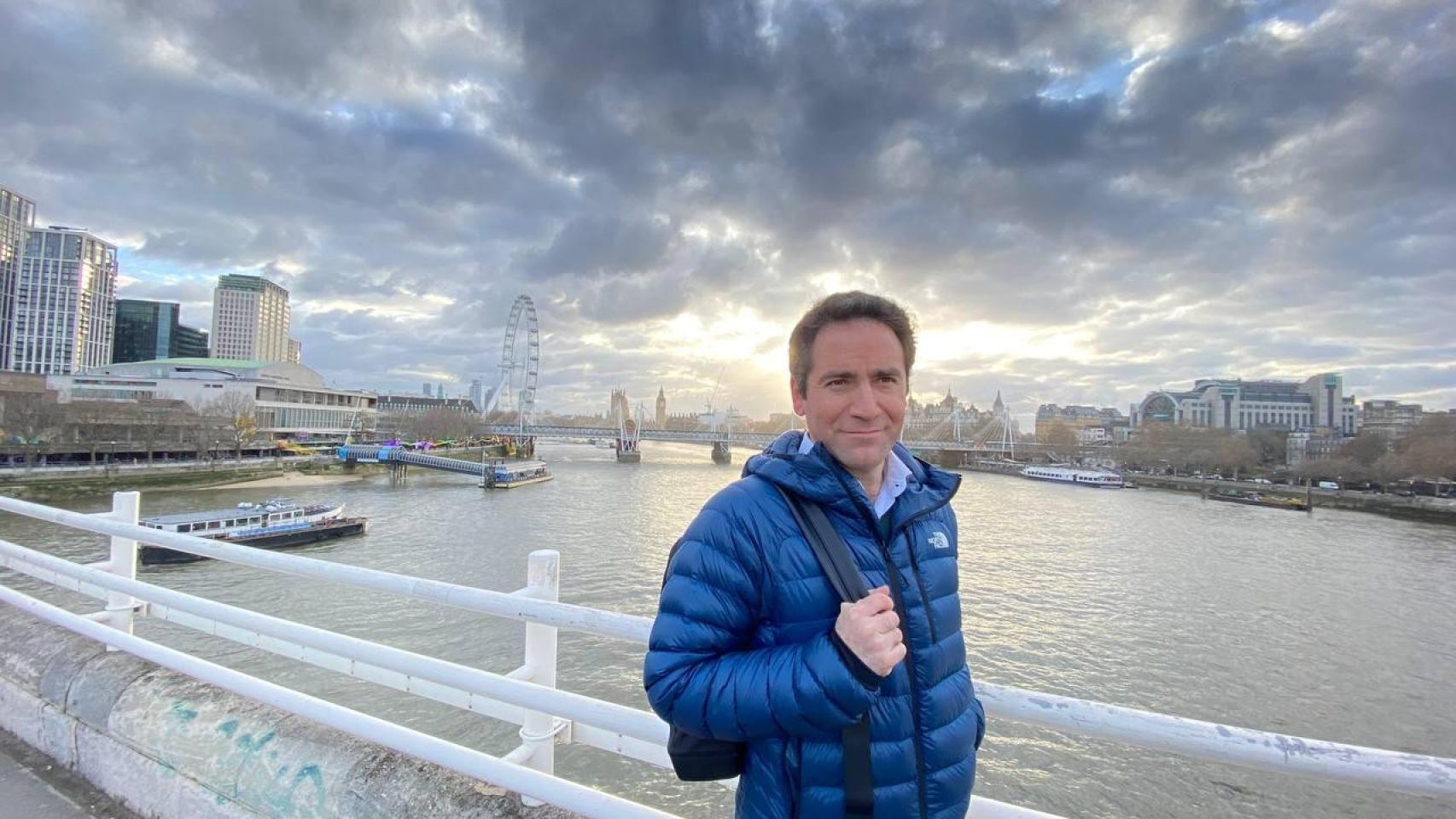 Teodoro García Egea se fotografía en Londres durante una estancia reciente.