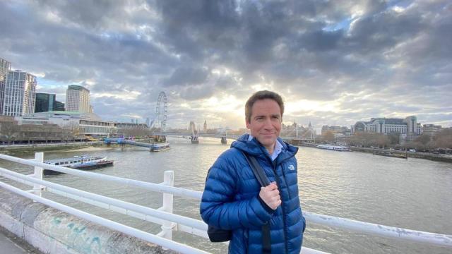 Teodoro García Egea se fotografía en Londres durante una estancia reciente.