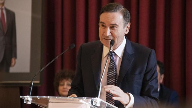 El presidente de EL ESPAÑOL, Pedro J. Ramírez, ofrece un discurso en el ayuntamiento de Logroño tras recibir de manos del alcalde la Medalla de Oro de la Ciudad
