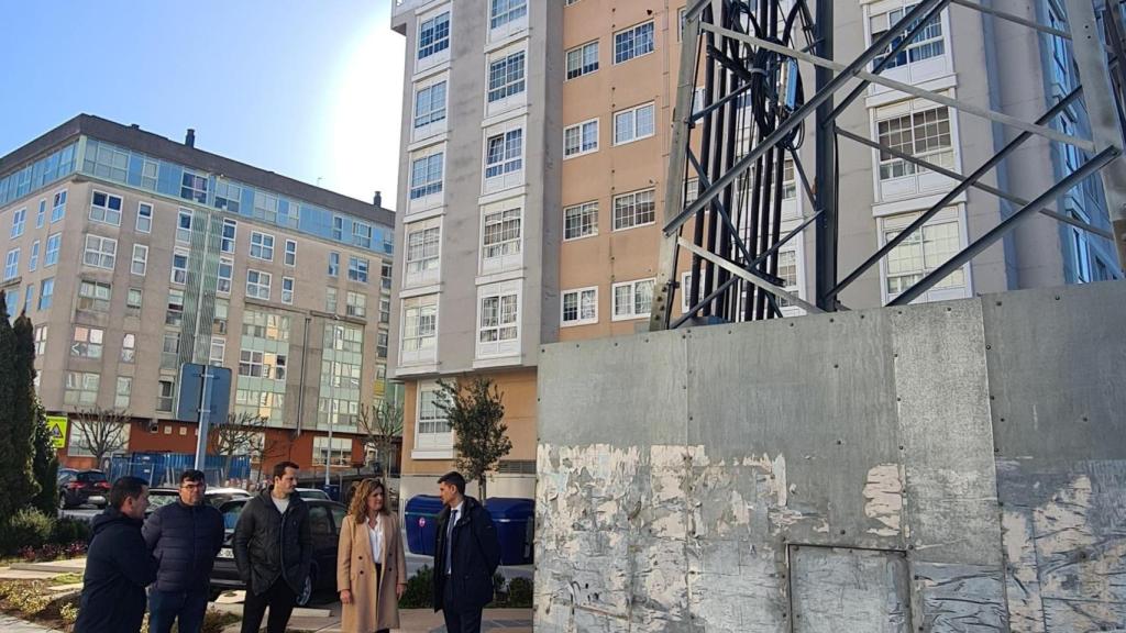 Representantes de la compañía y del Concello a los pies de la torreta de A Solaina