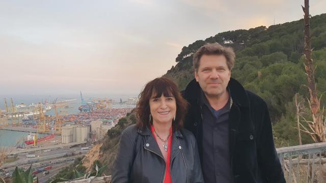 Rosa Montero y Olivier Truc, juntos en Barcelona, donde arranca la acción de 'La desconocida'. Foto: archivo de R. M.